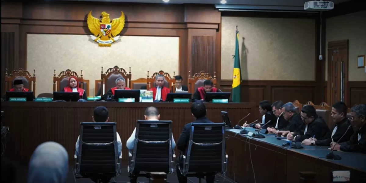 Sidang Korupsi Tata Kelola Minyak hingga Dini Hari
