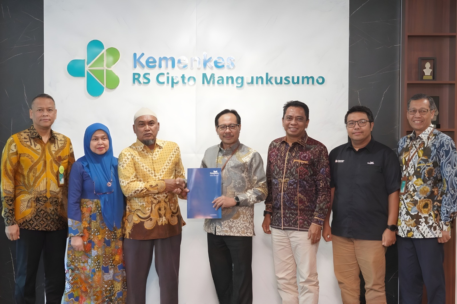 TASPEN Beri Manfaat ke Nakes RSCM Korban Kecelakaan Kereta